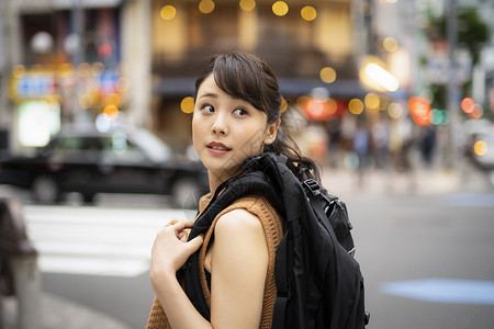 乐趣胸像徒步旅行背包客的女人图片