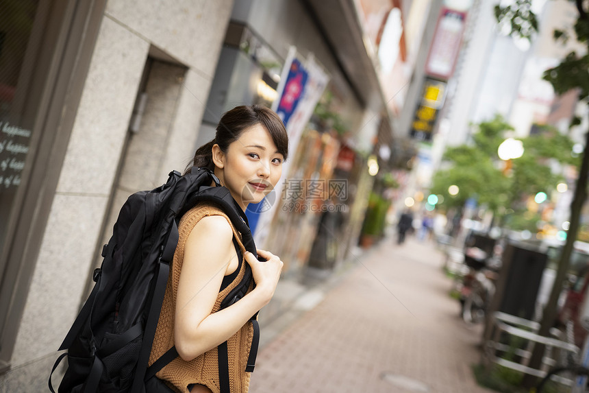 年轻凉爽旅游背包客的女人图片