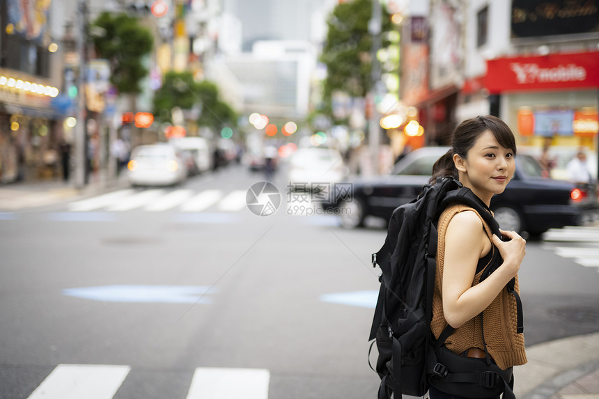 假期独自旅游的女人图片