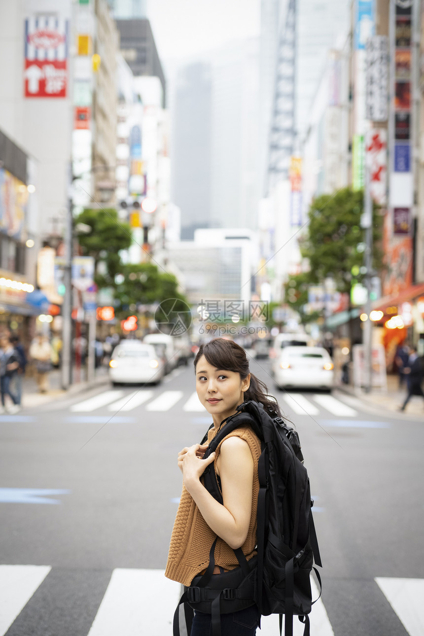 观光旅游的背包客女生图片