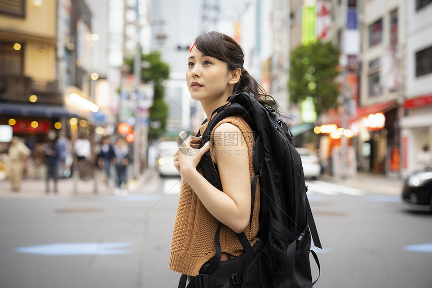 观光旅游的背包客女生图片