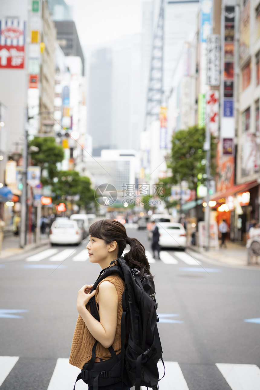 观光旅游的背包客女生图片