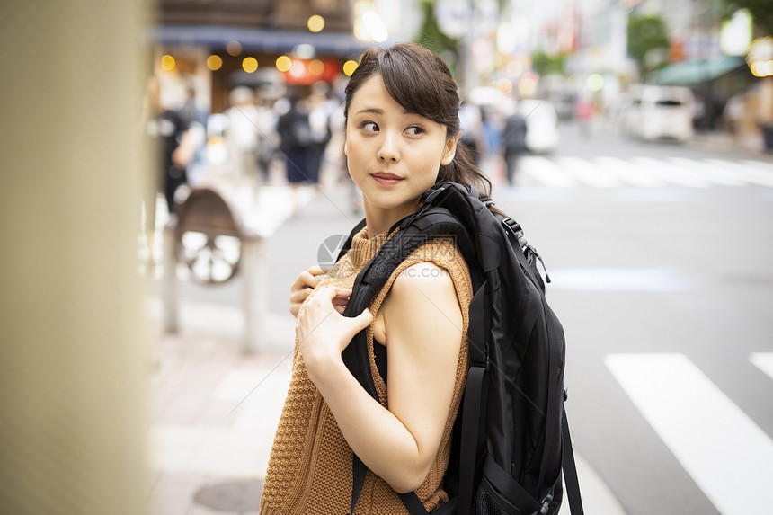 观光旅游的背包客女生图片