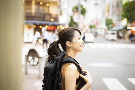 观光旅游背包客的女人图片