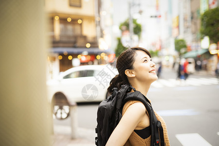 观光旅游背包客的女人图片