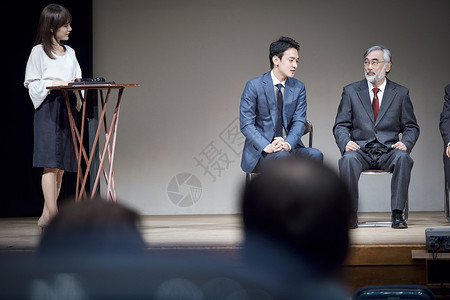 男人大殿内文稿空间会议商务研讨会背景图片