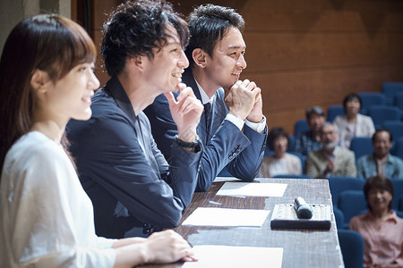 孤单对影成三人日本人三十几岁青春会议商务研讨会背景