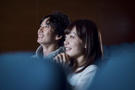 胶卷笑脸异夫妇观看电影的观众在电影院图片
