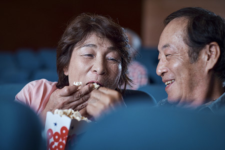 女士丰胸亚洲人观看电影的观众在电影院图片