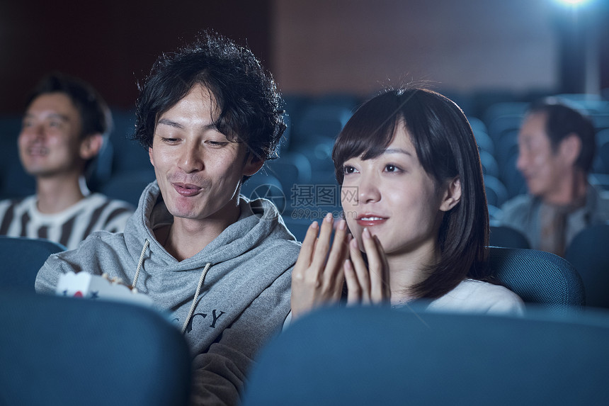 亚洲远足约会观看电影的观众在电影院图片