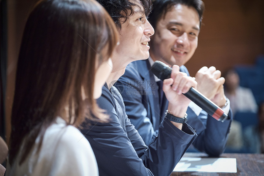 半身照日本人男人和女人会议商务研讨会图片