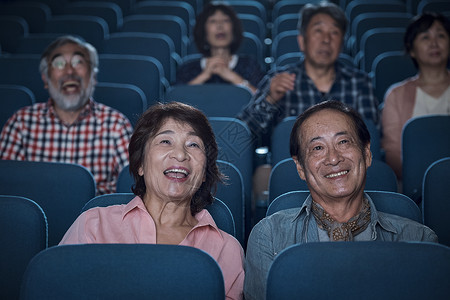 在电影院看电影的老年夫妻图片