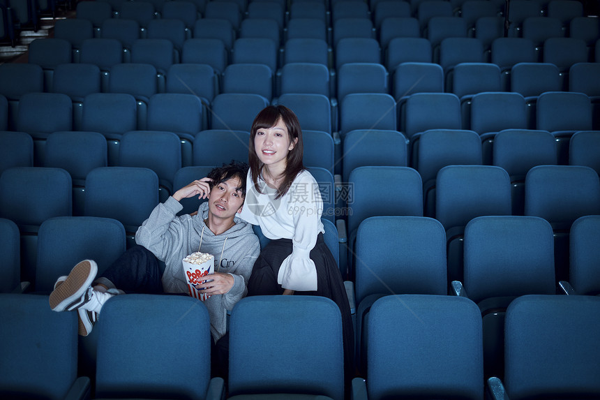 年轻情侣在电影院看电影图片