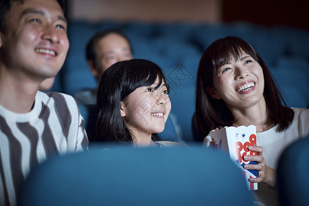 在电影院看电影的一家人图片