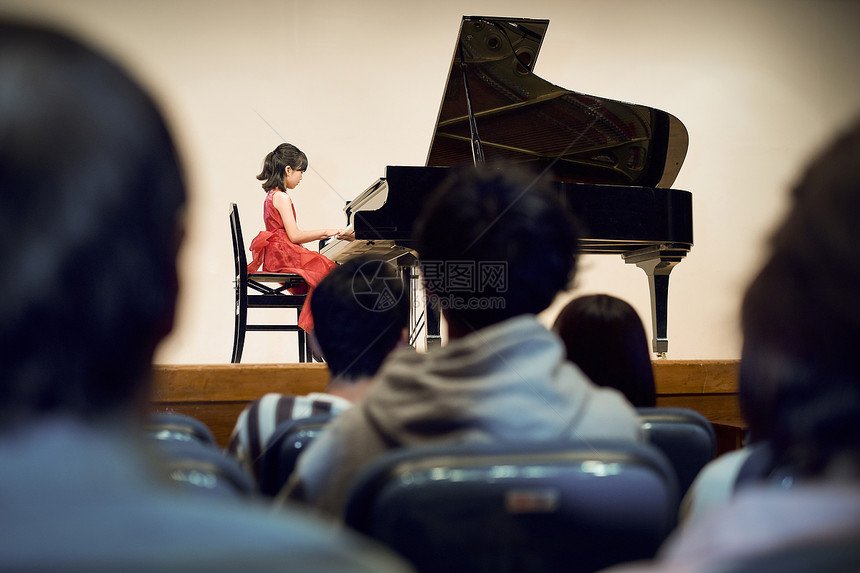 女孩经典的钢琴演奏会图片