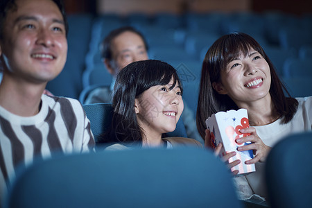 在电影院看电影的一家人图片
