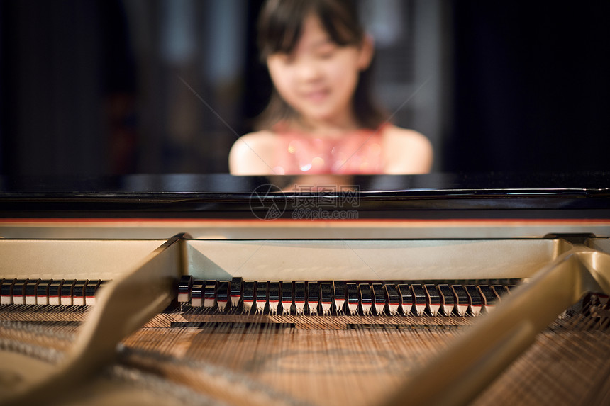 女孩经典的钢琴演奏会图片