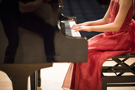 小女孩钢琴演奏背景图片