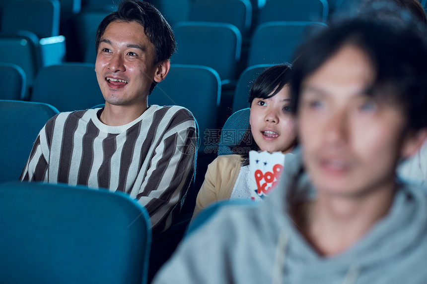 青年男女开心看电影图片