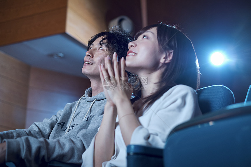 青年男女开心看电影图片