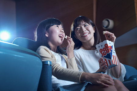 电影欣赏欢快外出观看电影的观众在电影院图片