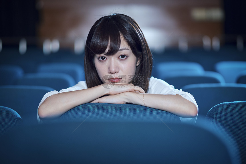 1人户内电影院坐在剧院里的女人图片
