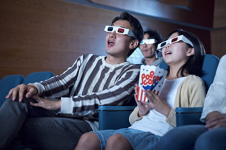 三维眼镜座位男女观众观看3d电影图片