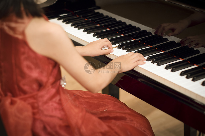 连衣裙女女孩们钢琴演奏会图片