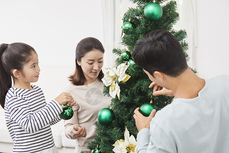 一家人一起装饰圣诞树图片