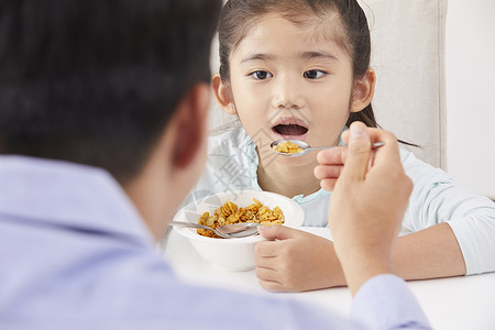 一家三口居家吃饭图片