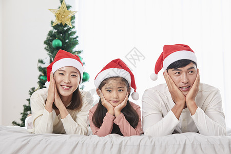 圣诞节戴着圣诞帽开心的一家人图片
