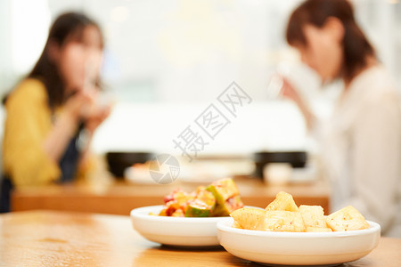 品尝参鸡汤留白韩国女孩旅行韩国食品图片
