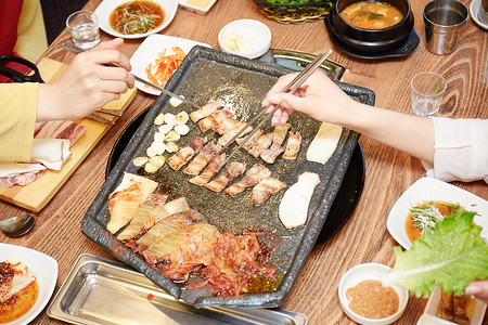 韩式烤肉店午餐人类吃韩国女孩旅行韩国食品背景