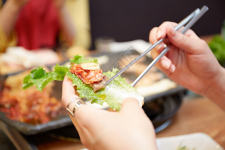 海外旅游业吃韩国女孩旅行韩国食品背景图片