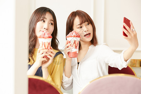 一起吃冰激凌的姐妹俩图片