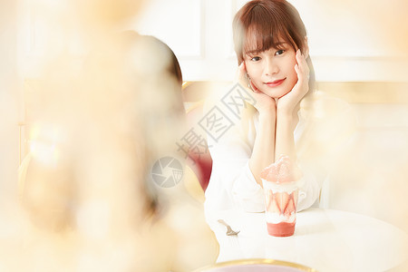年轻少女在餐厅吃冷饮图片