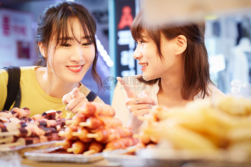 拖延美食家明洞韩国女旅游街头食品图片