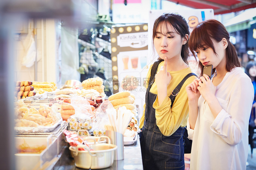 饮食休息伙伴韩国女旅游街头食品图片
