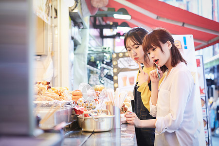 日本人海外餐韩国女旅游街头食品图片