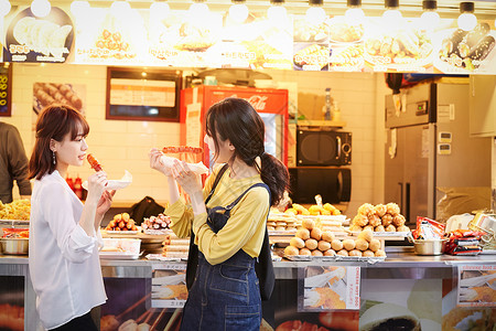 女生青年美食家韩国女旅游街头食品图片