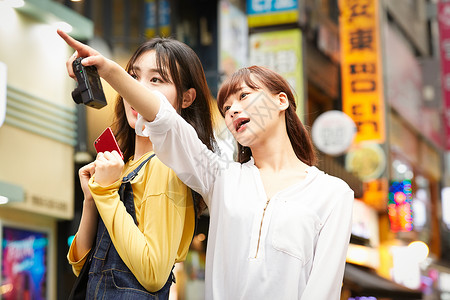 年轻女闺蜜一起旅游城市漫步图片