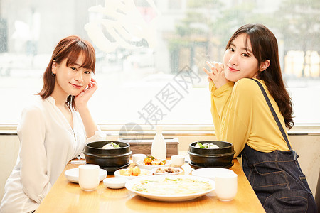 20多岁女士笑脸韩国女孩旅行韩国食品图片