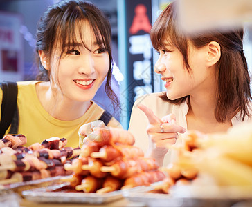 室内白人半腰照韩国女旅游街头食品图片