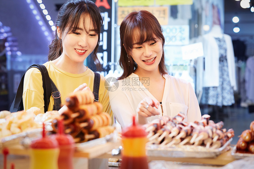 欢闹女生旅游业韩国女旅游街头食品图片