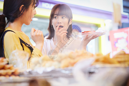 二十几岁美食旅行韩国女旅游街头食品图片