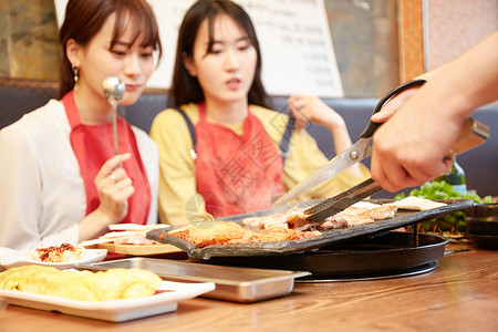 韩式烤肉店烧烤美食家日本人韩国女孩旅行韩国食品背景