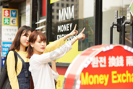美元胸像室内韩国女旅游外汇兑换图片