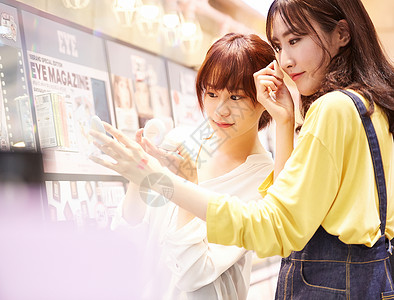 韩式纹绣海报年轻女人们在美容店试妆背景