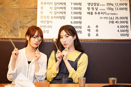 韩式减肥餐厅韩国女孩旅行韩国食品背景图片