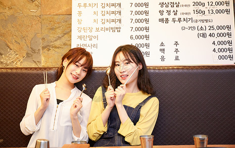 亚洲小姑娘海外韩国女孩旅行韩国食品背景图片